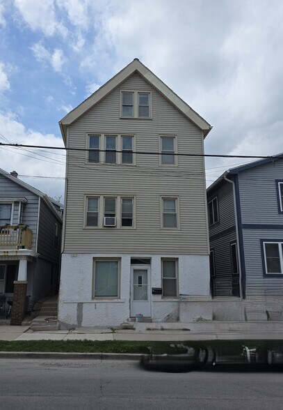1817 N Humboldt Ave, Milwaukee, WI for sale - Building Photo - Image 2 of 2