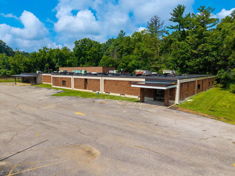 700 Channel Ln, Marietta, OH for sale - Building Photo - Image 2 of 16