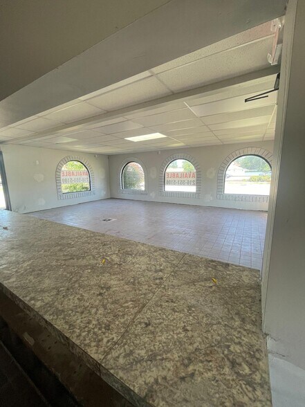 4450 Rocky River Dr, Cleveland, OH à louer - Photo du bâtiment - Image 3 de 18