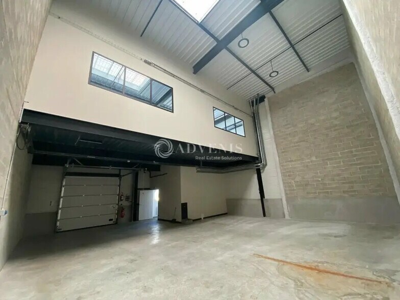 Flex in Les Pavillons-sous-Bois for lease - Interior Photo - Image 2 of 8