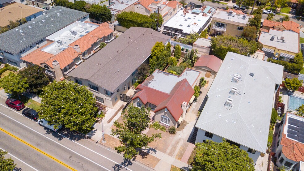 332 S Doheny Dr, Beverly Hills, CA à vendre - Photo du bâtiment - Image 3 de 14