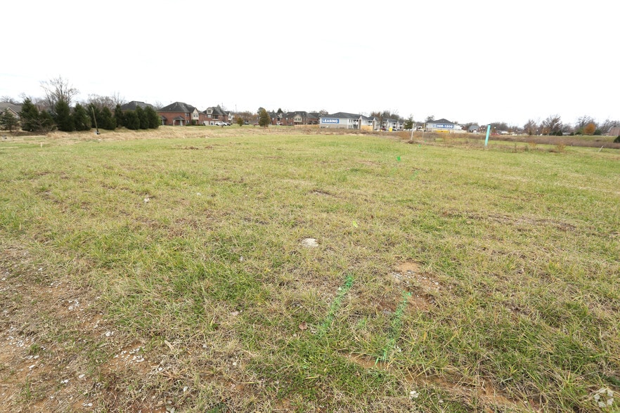 6300 Greenwood Rd, Louisville, KY for lease - Building Photo - Image 3 of 14