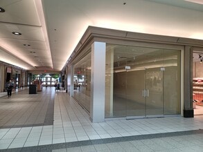 5800 Boul Cavendish, Cote-St-Luc, QC for lease Lobby- Image 2 of 8