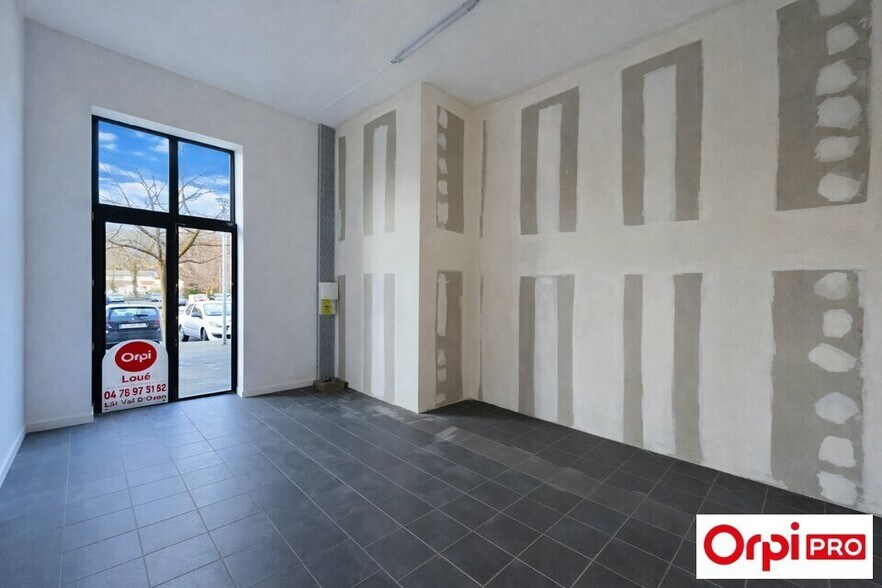 Office in Sérézin-du-Rhône for lease - Building Photo - Image 3 of 10