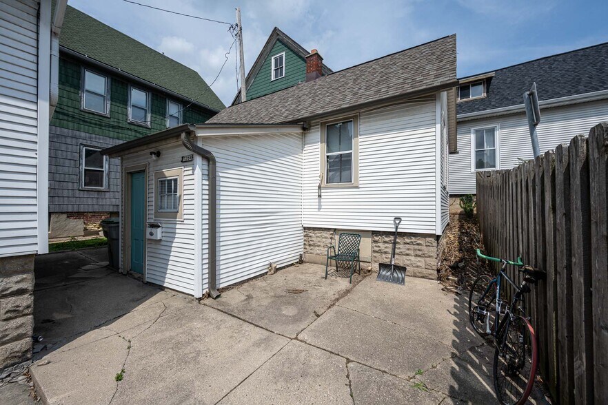 1726 N Arlington Pl, Milwaukee, WI à vendre - Photo du bâtiment - Image 3 de 32