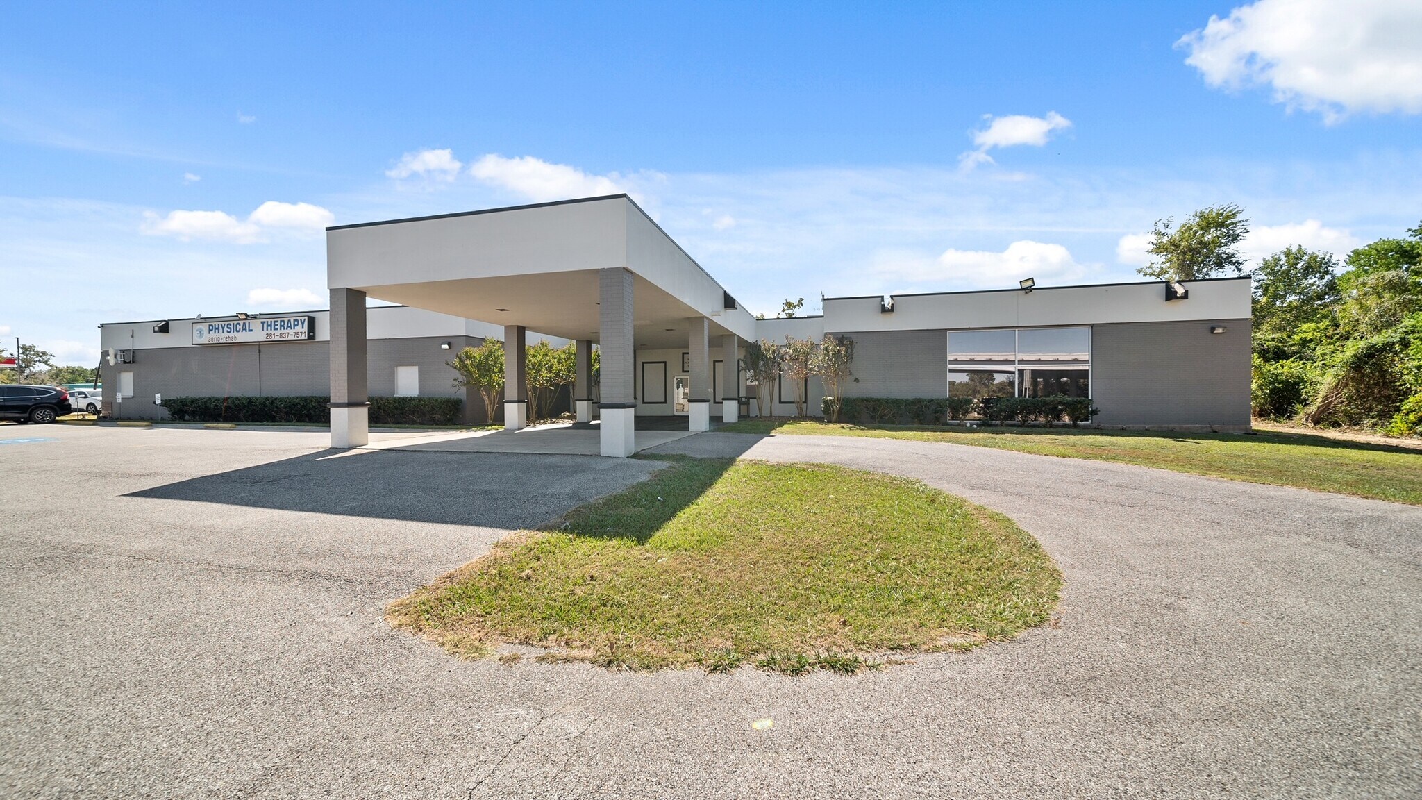 910 N Highway 146, Baytown, TX à louer Photo du bâtiment- Image 1 de 24