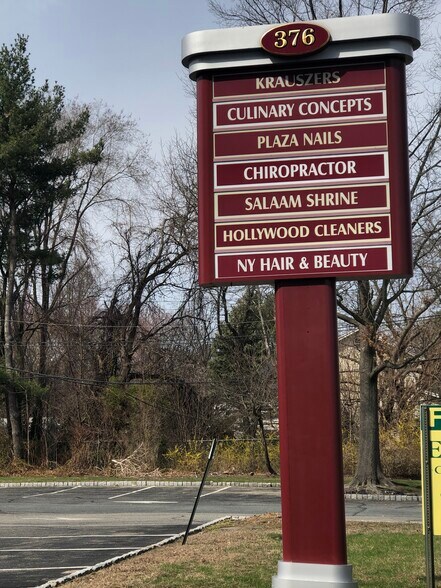 376 Hollywood Ave, Fairfield, NJ à louer - Photo du bâtiment - Image 2 de 12