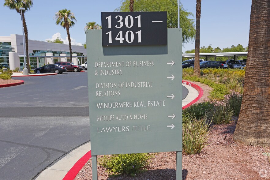 1301 N Green Valley Pky, Henderson, NV à louer - Photo du bâtiment - Image 3 de 11