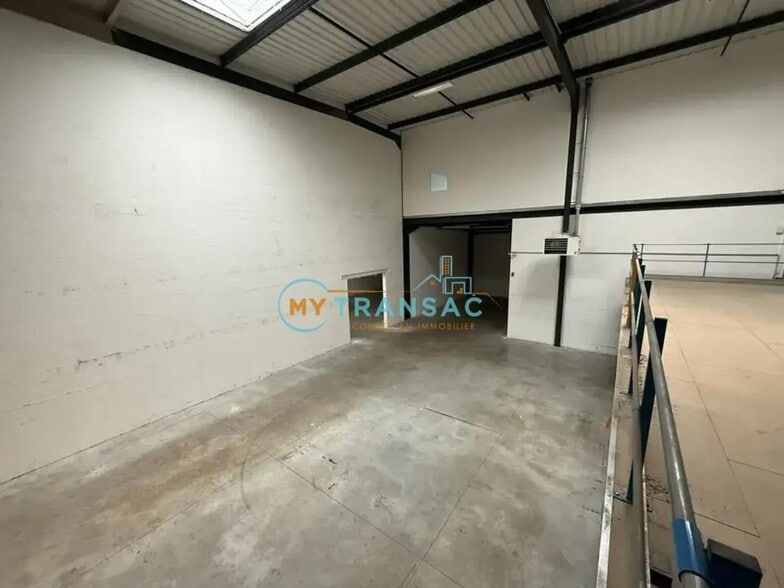 Flex in Saint-Denis for lease - Interior Photo - Image 2 of 15