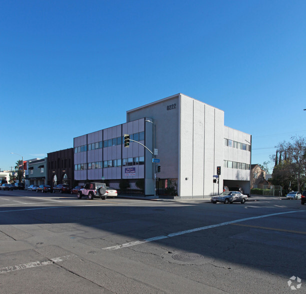 8222 Melrose Ave, Los Angeles, CA à vendre - Photo principale - Image 1 de 1