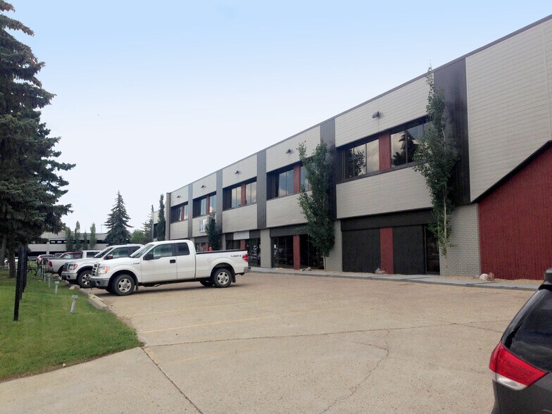 4904-4940 87 St NW, Edmonton, AB à louer - Photo du bâtiment - Image 3 de 9