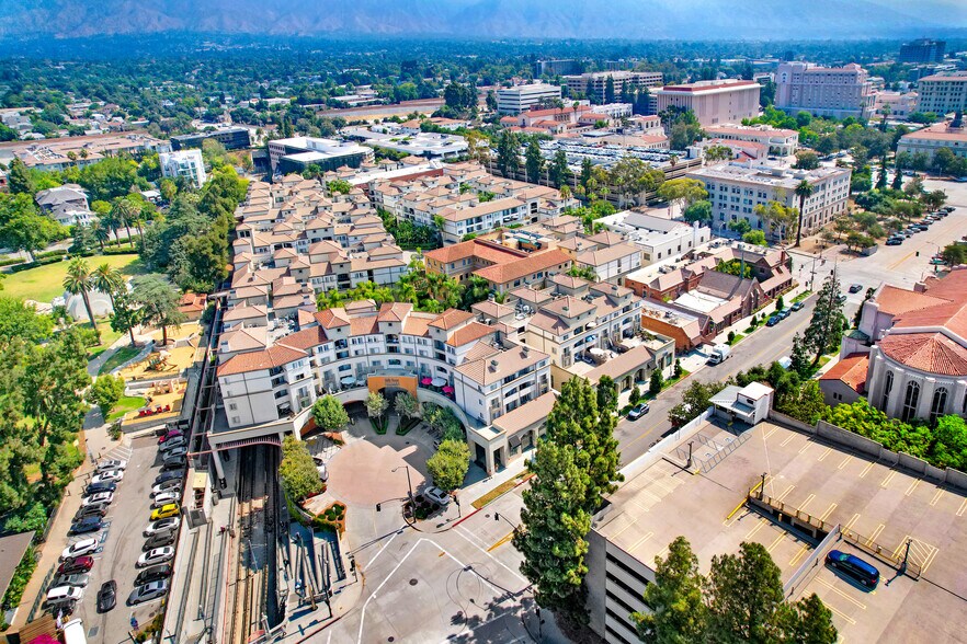 151 E Holly St, Pasadena, CA à louer - Photo du bâtiment - Image 2 de 7