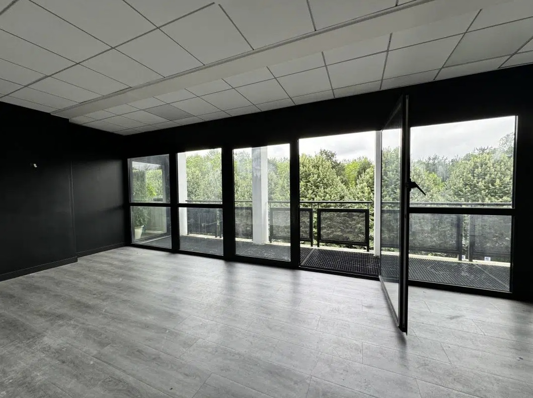 Office in Tremblay-en-France for lease Interior Photo- Image 1 of 8