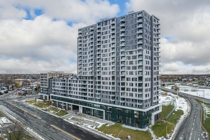 300 Pl Charles-Le Moyne, Longueuil, QC à louer - Photo du bâtiment - Image 2 de 27