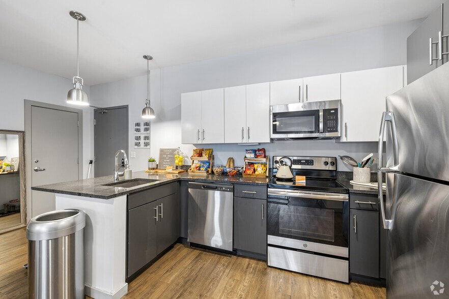 919 E Genesee St, Syracuse, NY à louer - Photo intérieure - Image 3 de 35