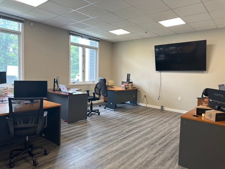 304 Corporate Dr E, Langhorne, PA for sale - Building Photo - Image 3 of 7