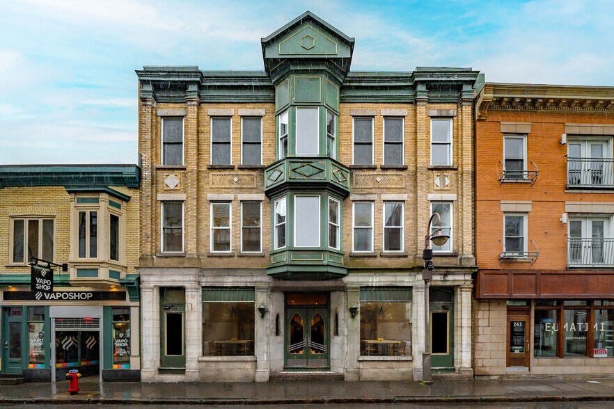 253 Rue Saint-Joseph E, Québec, QC à louer - Photo principale - Image 1 de 1