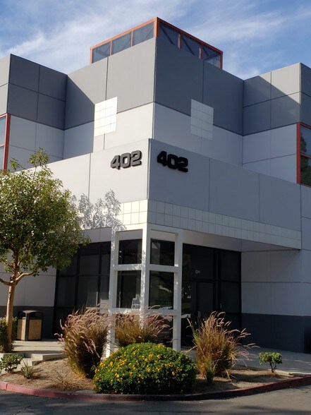 402 S Milliken Ave, Ontario, CA à louer - Photo du bâtiment - Image 2 de 2