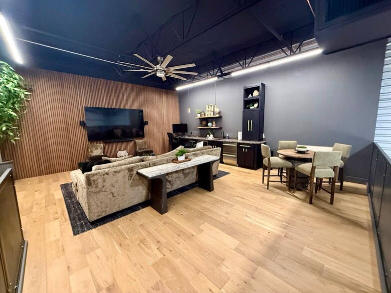 7800 E Greenway RD. Unit A105, Scottsdale, AZ à vendre - Photo du bâtiment - Image 2 de 20
