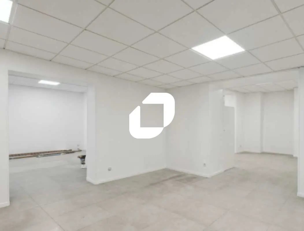 Retail in Paris for lease Interior Photo- Image 1 of 3