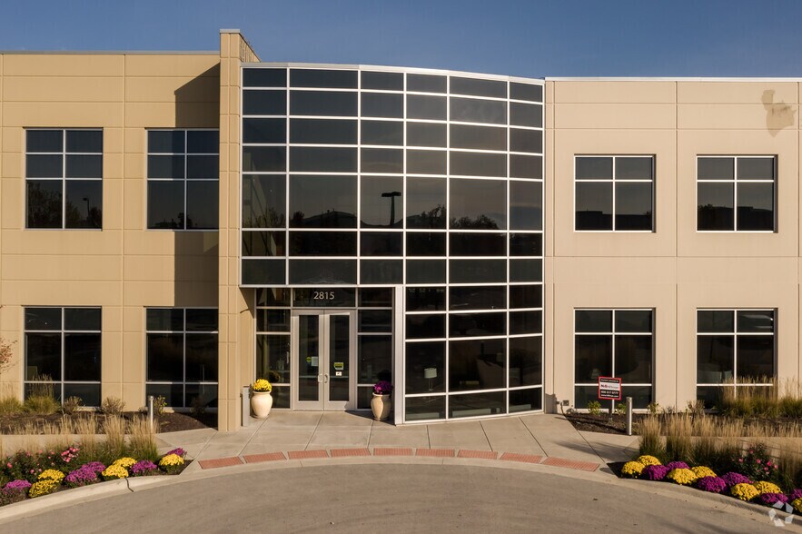2815 Forbs Ave, Hoffman Estates, IL à louer - Photo du bâtiment - Image 2 de 5