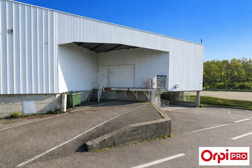 Commerce de détail dans Ruy-Montceau à vendre - Photo du bâtiment - Image 2 de 6