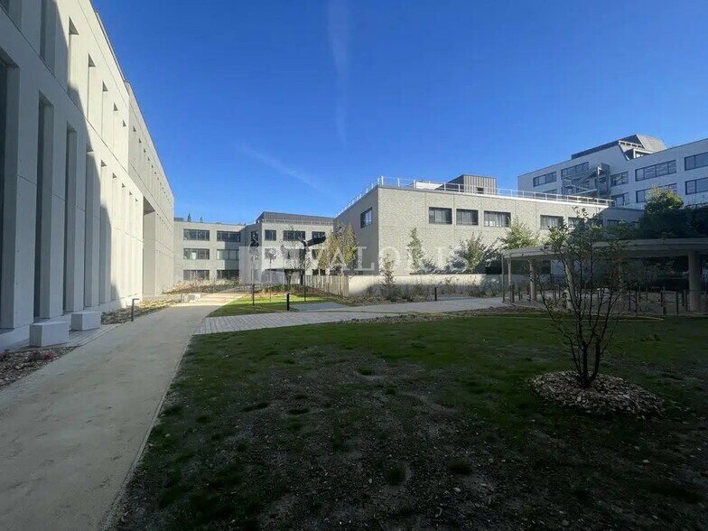 Bureau dans Villeurbanne à louer - Photo du bâtiment - Image 3 de 20