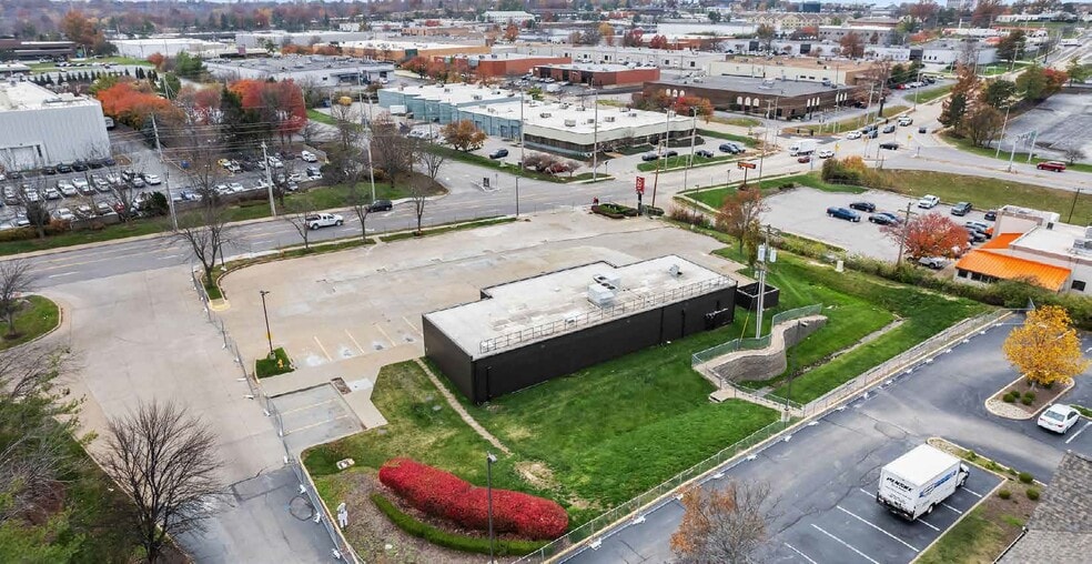 11829 Lackland Rd, Saint Louis, MO à louer - Photo du bâtiment - Image 2 de 4