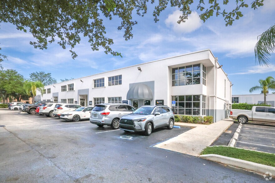 13350-13380 SW 128th St, Miami, FL à louer - Photo principale - Image 3 de 3