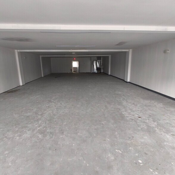 429 NJ-36 Hwy, Port Monmouth, NJ à louer - Photo intérieure - Image 3 de 3