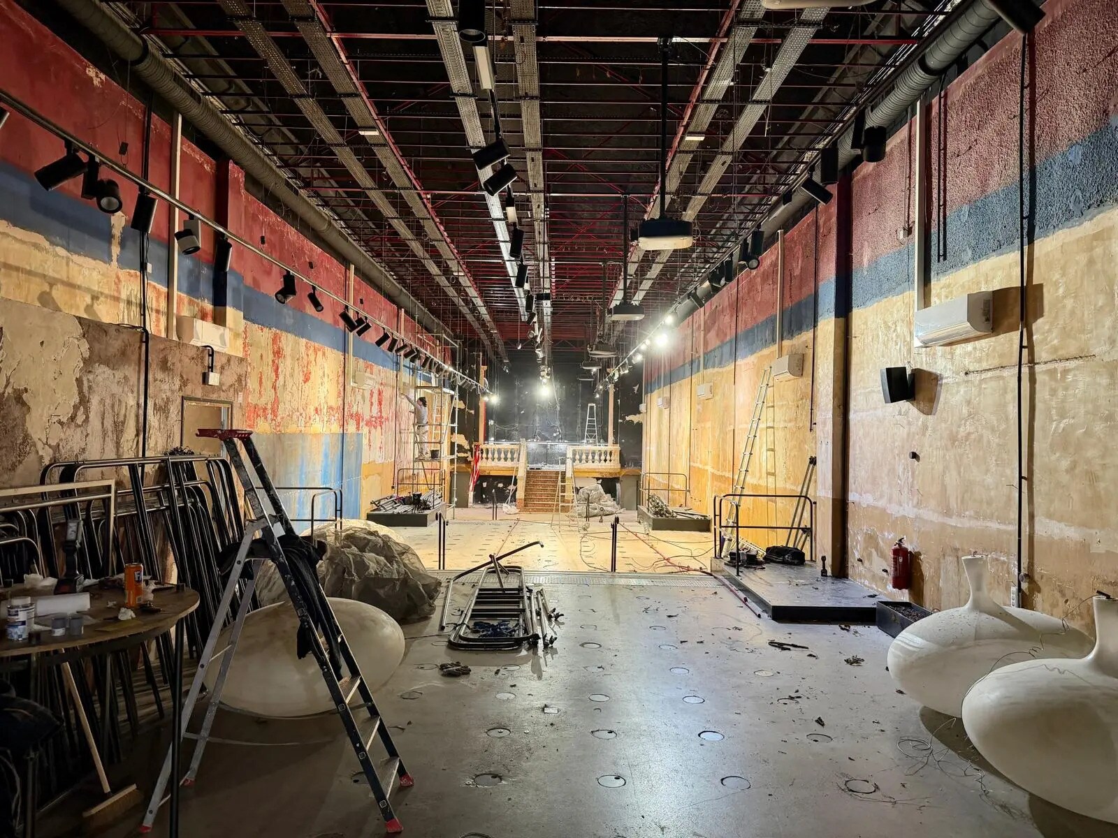 Retail in Paris for lease Interior Photo- Image 1 of 2