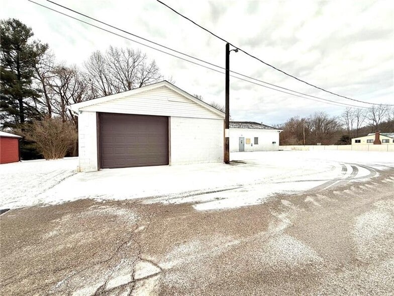 2411 Adella St, New Castle, PA à vendre - Photo du bâtiment - Image 2 de 13