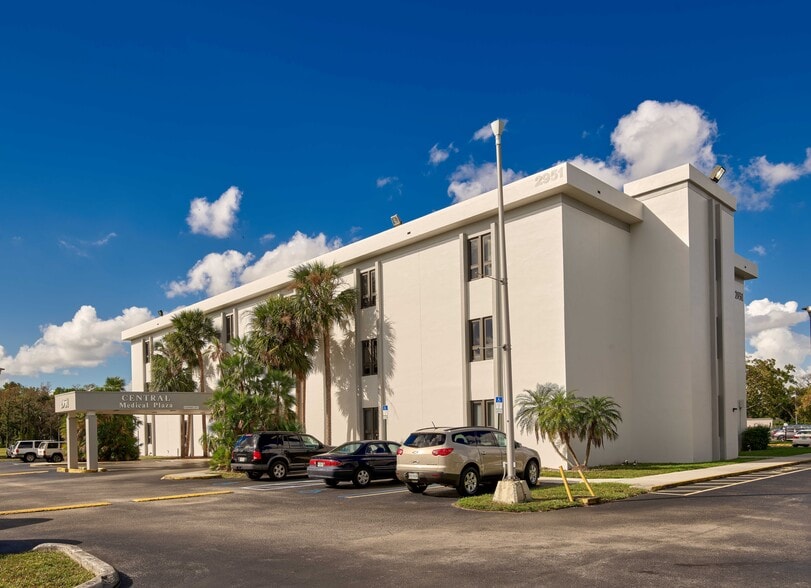 2951 NW 49th Ave, Lauderdale Lakes, FL for lease - Building Photo - Image 2 of 9