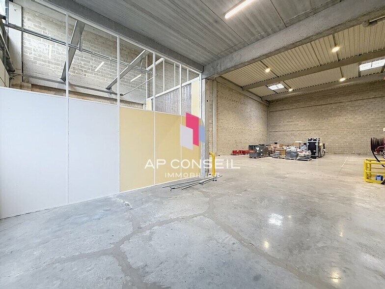 Flex dans Élancourt à louer - Photo du bâtiment - Image 2 de 7