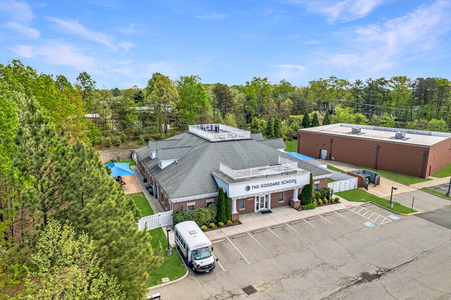 12405 Cape Cod Ct, Lake Ridge, VA à vendre - Photo du bâtiment - Image 3 de 9