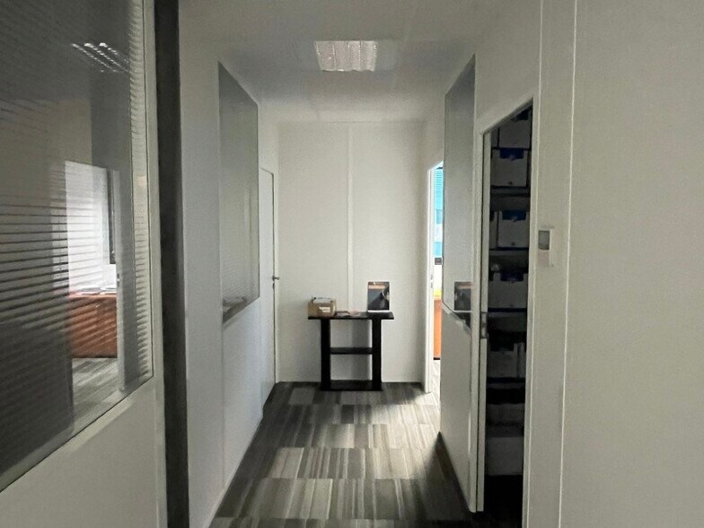 Retail in Artigues-près-Bordeaux for lease - Interior Photo - Image 2 of 4