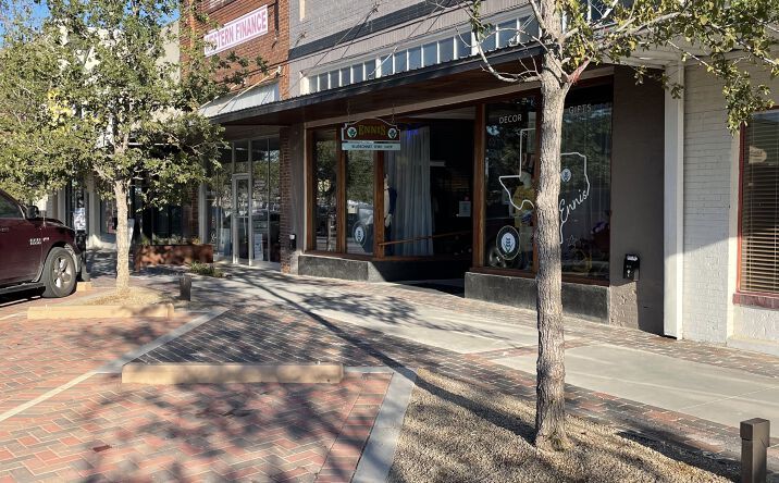 204 W Knox St, Ennis, TX for lease - Primary Photo - Image 1 of 15