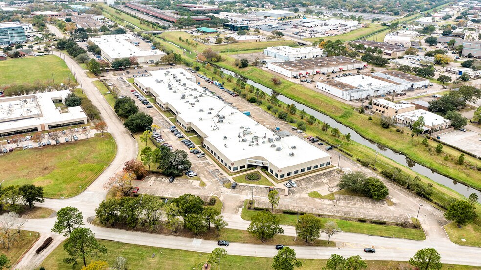 555 Forge River Rd, Webster, TX à louer - Photo du bâtiment - Image 2 de 15