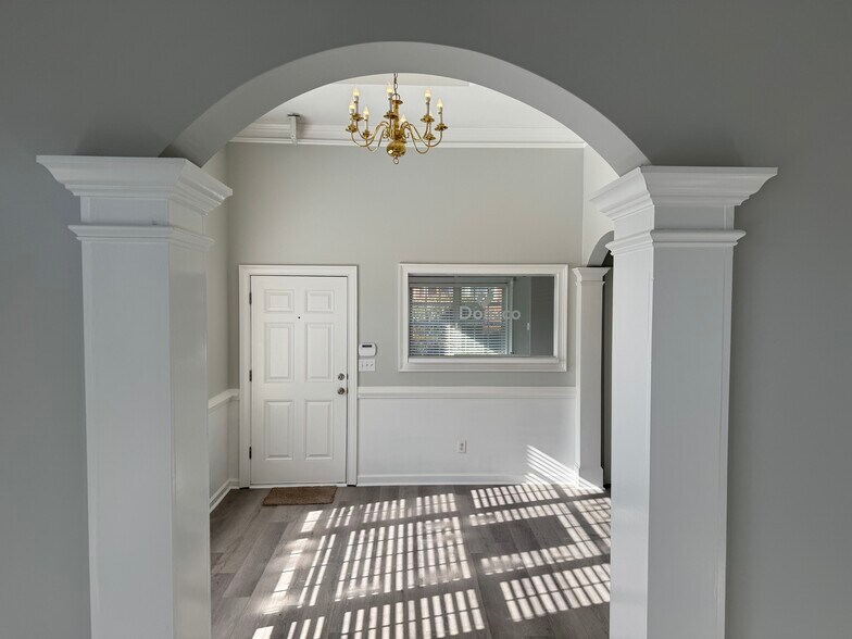 2230 Towne Lake Pky, Woodstock, GA à louer - Photo du bâtiment - Image 3 de 14