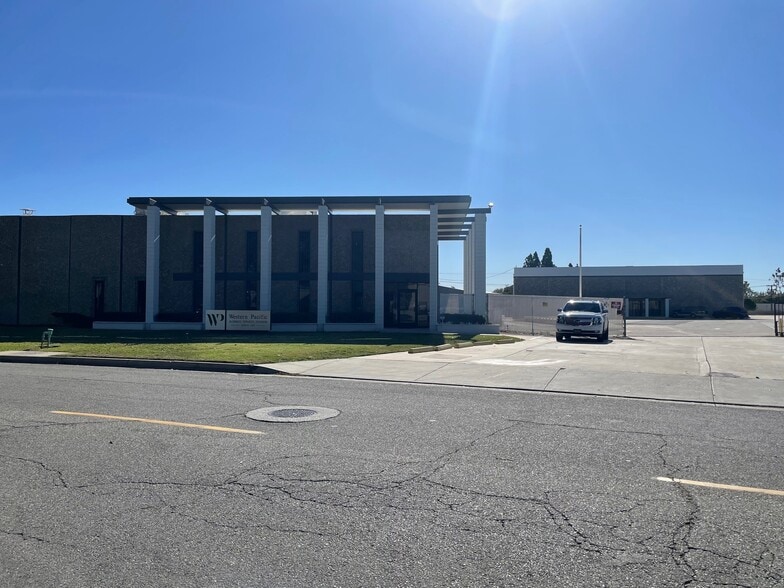 2311 Pullman St, Santa Ana, CA à louer - Photo du bâtiment - Image 2 de 6