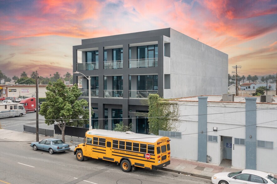 5242 W Adams Blvd, Los Angeles, CA à louer - Photo du bâtiment - Image 2 de 4