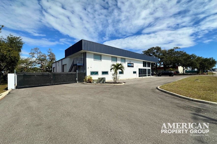 2011 Whitfield Park Loop, Sarasota, FL à vendre - Photo du bâtiment - Image 1 de 17