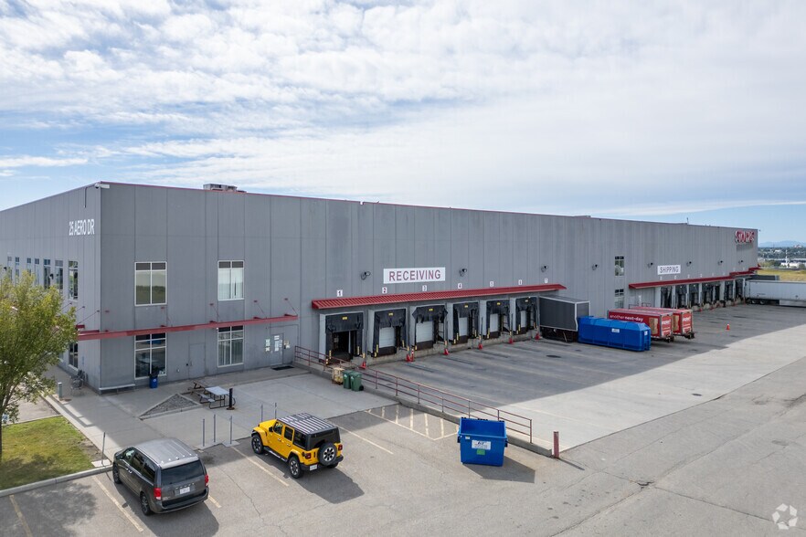 25 Aero Dr NE, Calgary, AB à vendre - Photo du bâtiment - Image 2 de 3