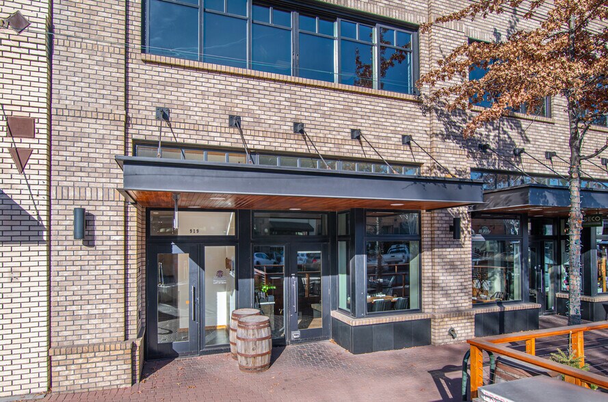 919 NW Bond St, Bend, OR à vendre - Photo du bâtiment - Image 2 de 6