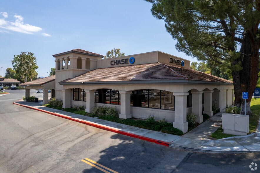 25882 McBean Pky, Valencia, CA à louer - Photo du bâtiment - Image 2 de 3