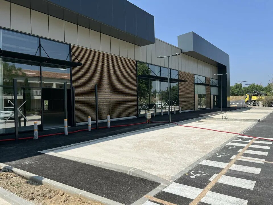 Retail in Salon-de-Provence for lease Building Photo- Image 1 of 6