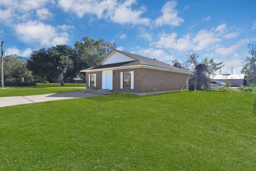 1522 Sam Houston St, Liberty, TX à vendre - Photo du bâtiment - Image 2 de 20