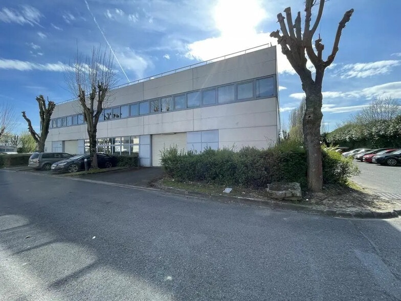 Flex in Roissy-en-France for lease - Building Photo - Image 1 of 6