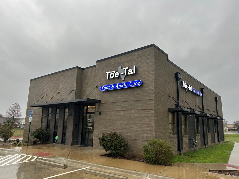 5700 North Park Dr, Watauga, TX for lease - Primary Photo - Image 1 of 12