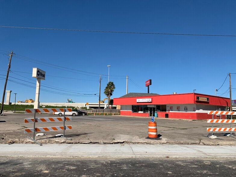 2214 Leopard St, Corpus Christi, TX for lease - Building Photo - Image 3 of 14
